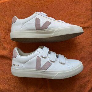 VEJA Recife Leather Logo Babe Sneakers – Sustainable & Stylish – LIKE NEW